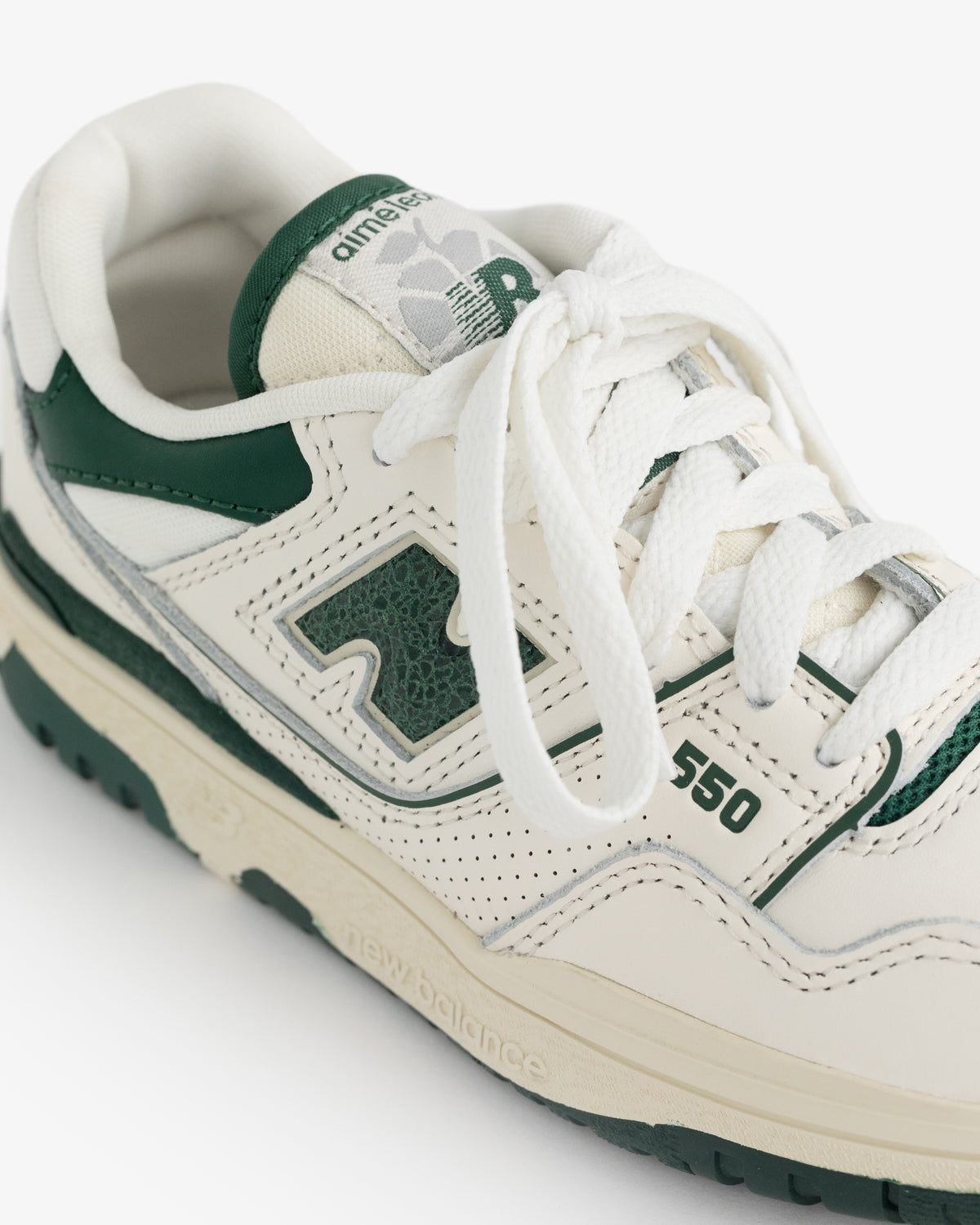 ALD / NB P550 Basketball Oxfords for little kids in cream and green with white laces, shown from the front.