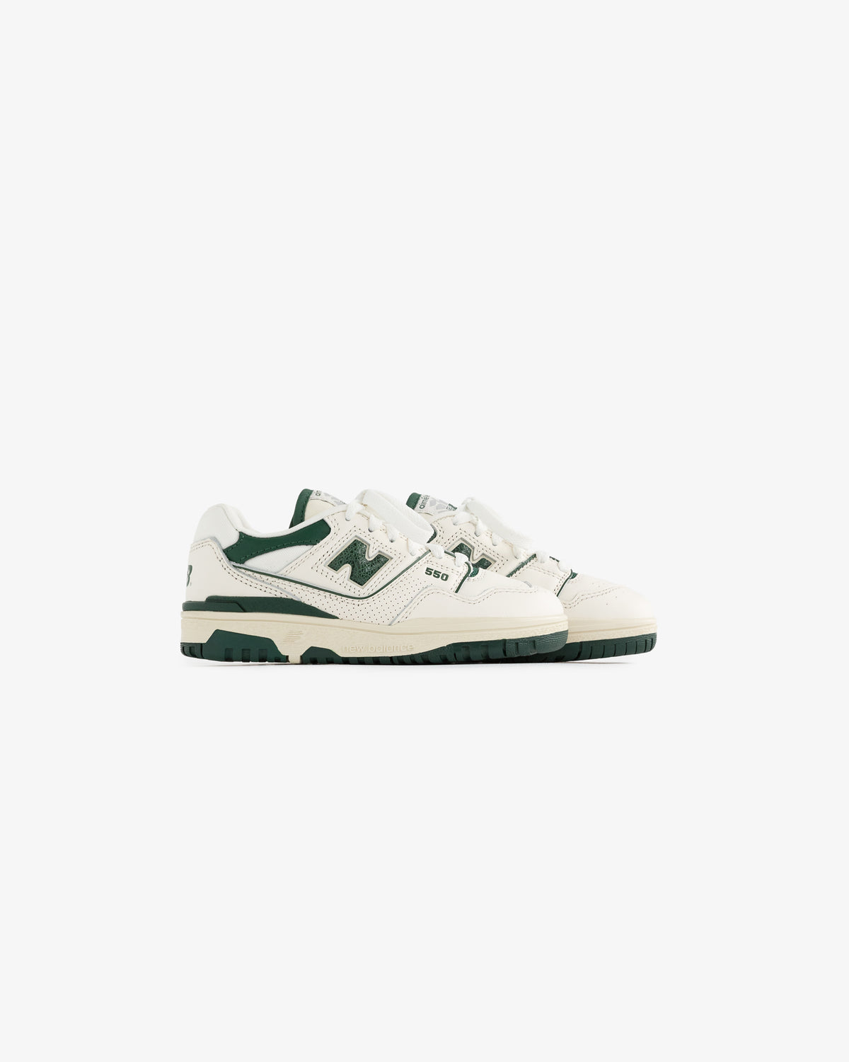 White and green ALD / NB P550 Basketball Oxfords for little kids, low profile with side logo and perforated toe.