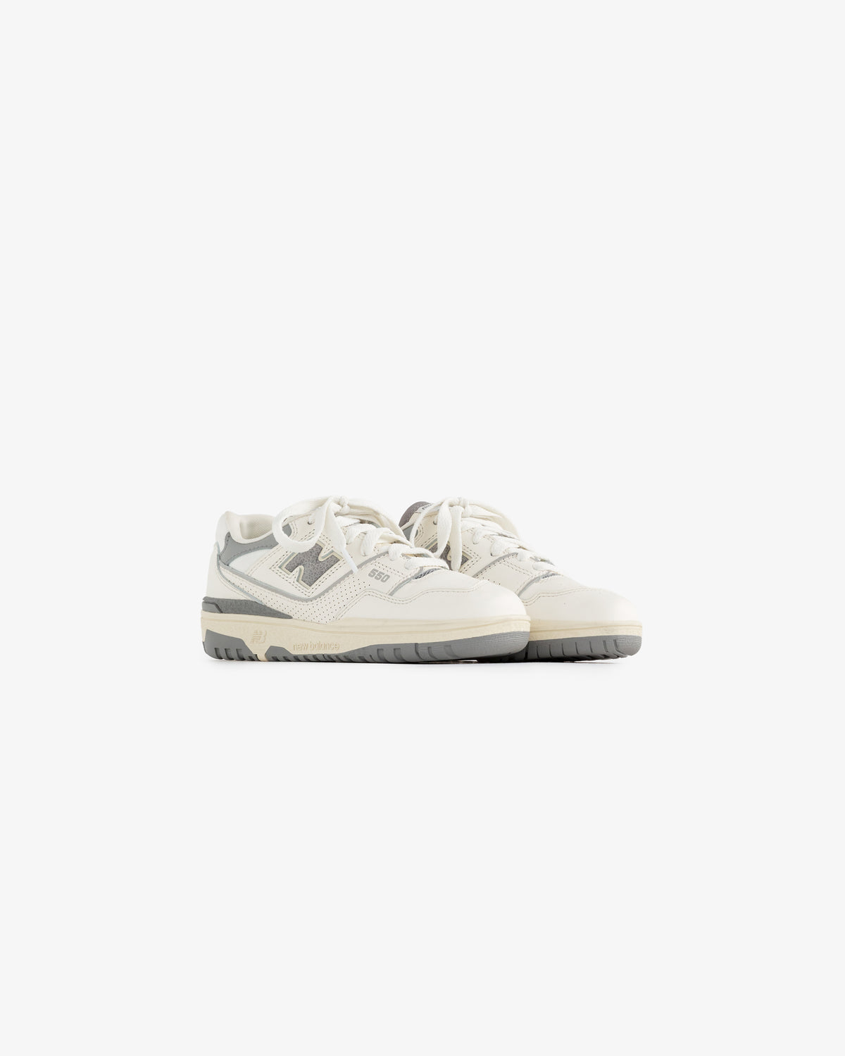 ALD / NB P550 Basketball Oxfords for little kids in off-white and gray with laces, shown on a white background.