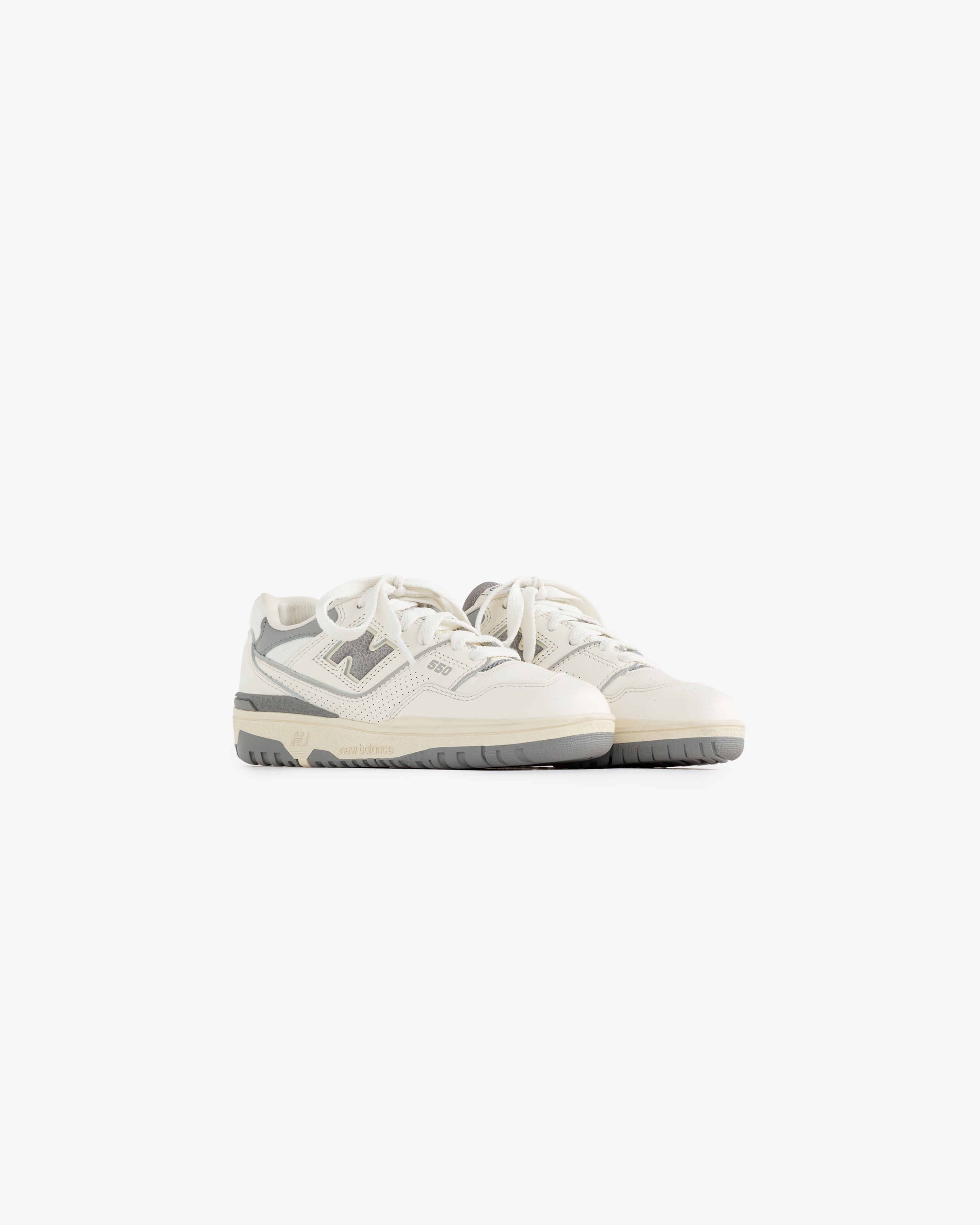 ALD / NB P550 Basketball Oxfords for little kids in off-white and gray with laces, shown on a white background.