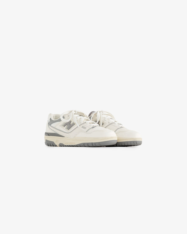 ALD / NB P550 Basketball Oxfords for little kids in off-white and gray with laces, shown on a white background.