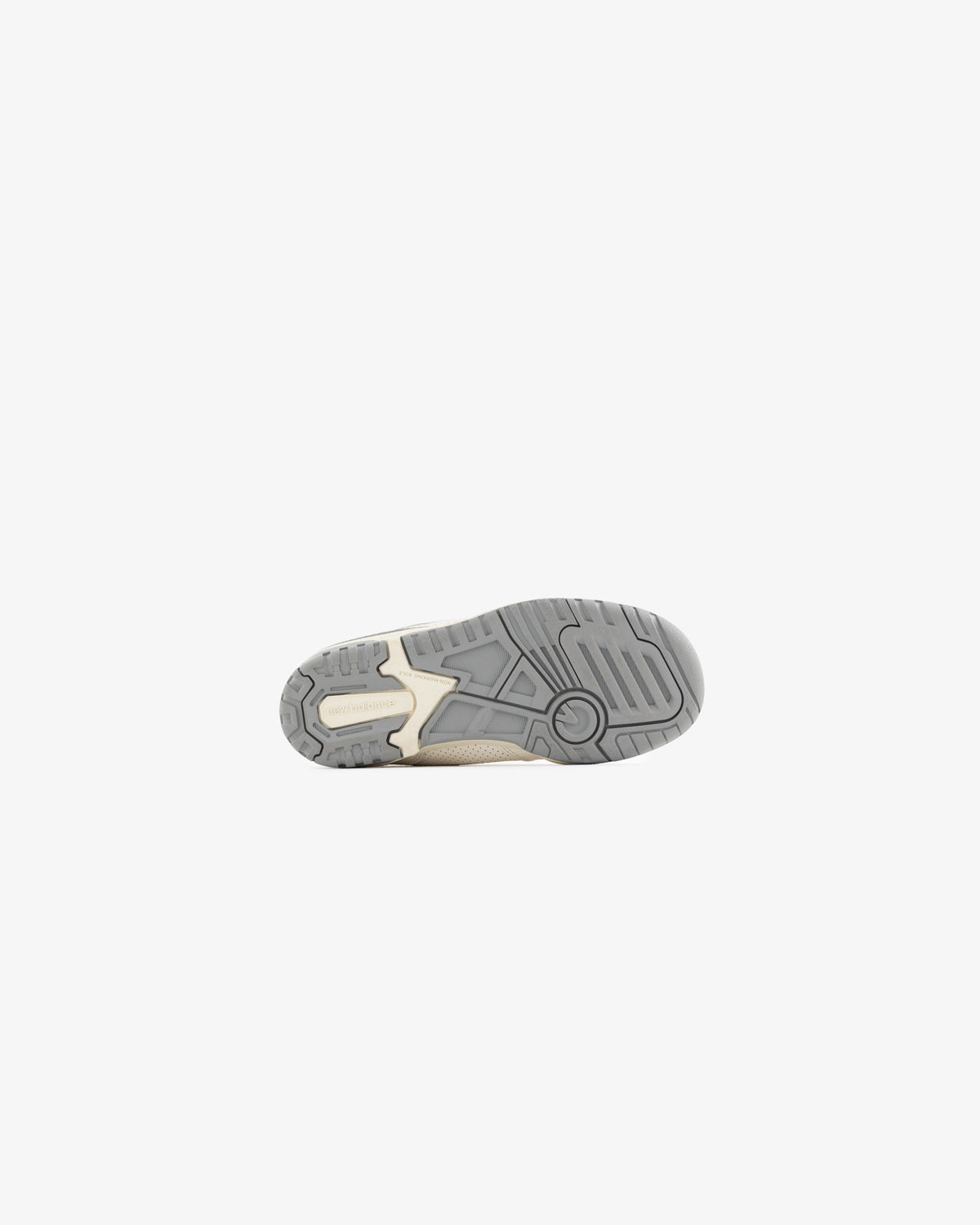 ALD / NB P550 Basketball Oxfords - Little Kids feature a gray rubber outsole with a textured tread, shown on white.